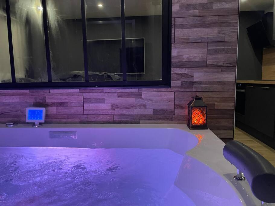 Charmante Residence De Tourisme Avec Jacuzzi Crecy-la-Chapelle Kültér fotó